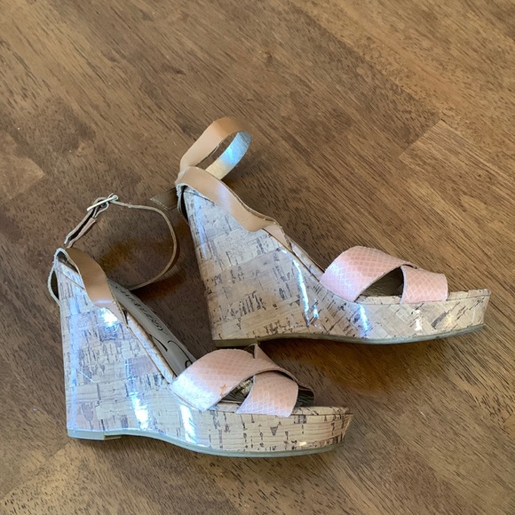 SAM & LIBBY faux snakeskin peach and tan wedge sandals - Picture 5 of 8